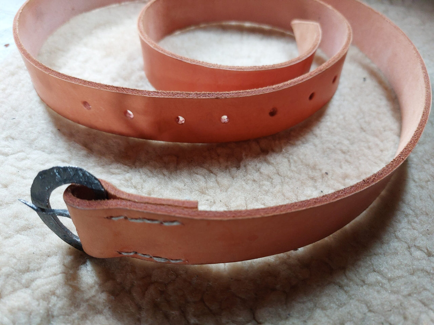 Naturalny skórzany pas z kutą klamrą.